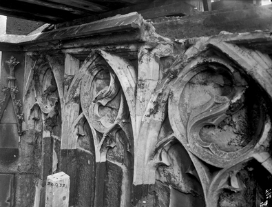 86662 Afbeelding van een tracering in een gevel van de Domkerk te Utrecht, tijdens de restauratie van de kerk.